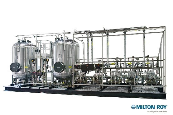 Cụm thiết bị phun với các thiết bị đo kiểm tích hợp và bồn chứa 